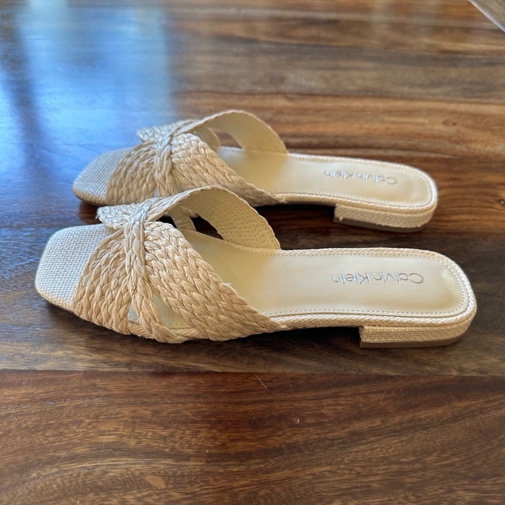 Calvin Klein ivory raffia slides sz 8